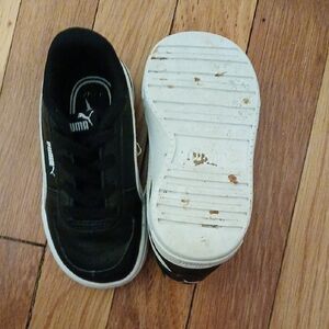 Puma Black and White Sneakers Sleek Minimalist Design